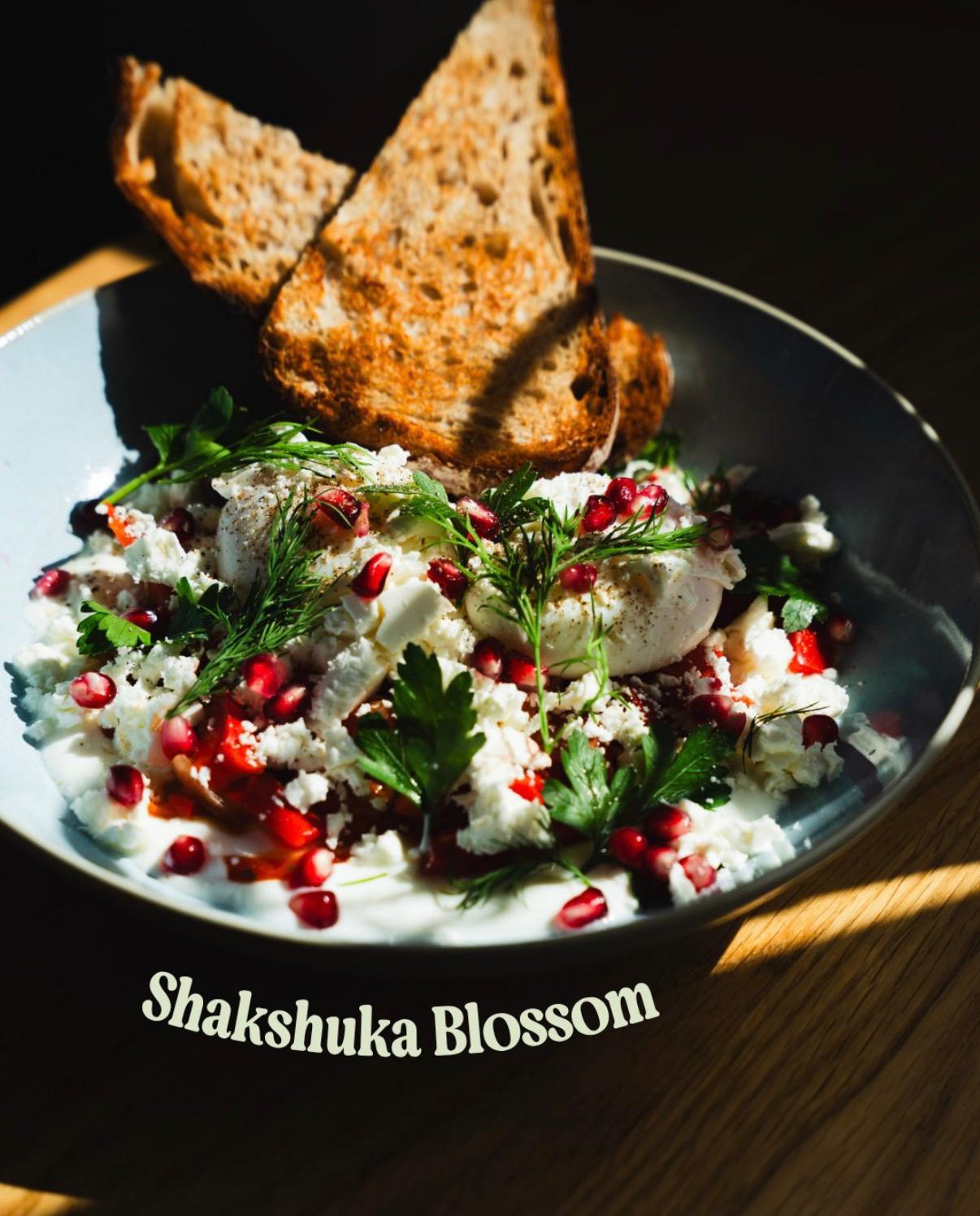 Shakshuka Projet servie avec pain grillé