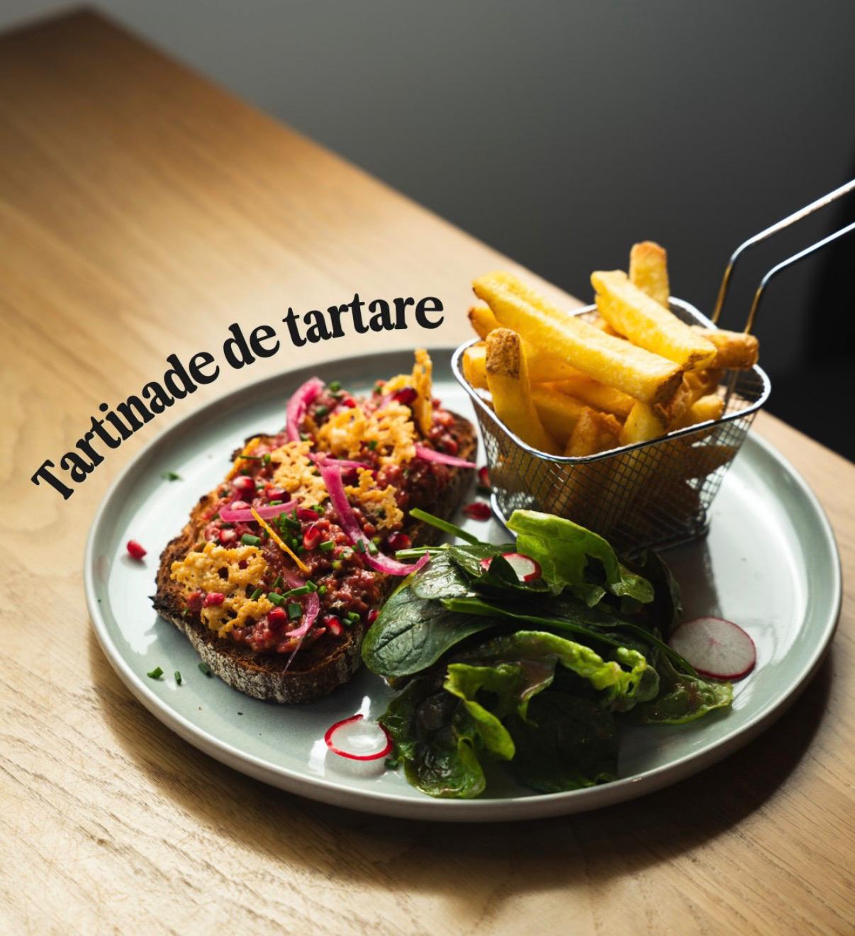 Tartinade de tartare avec frites et salade