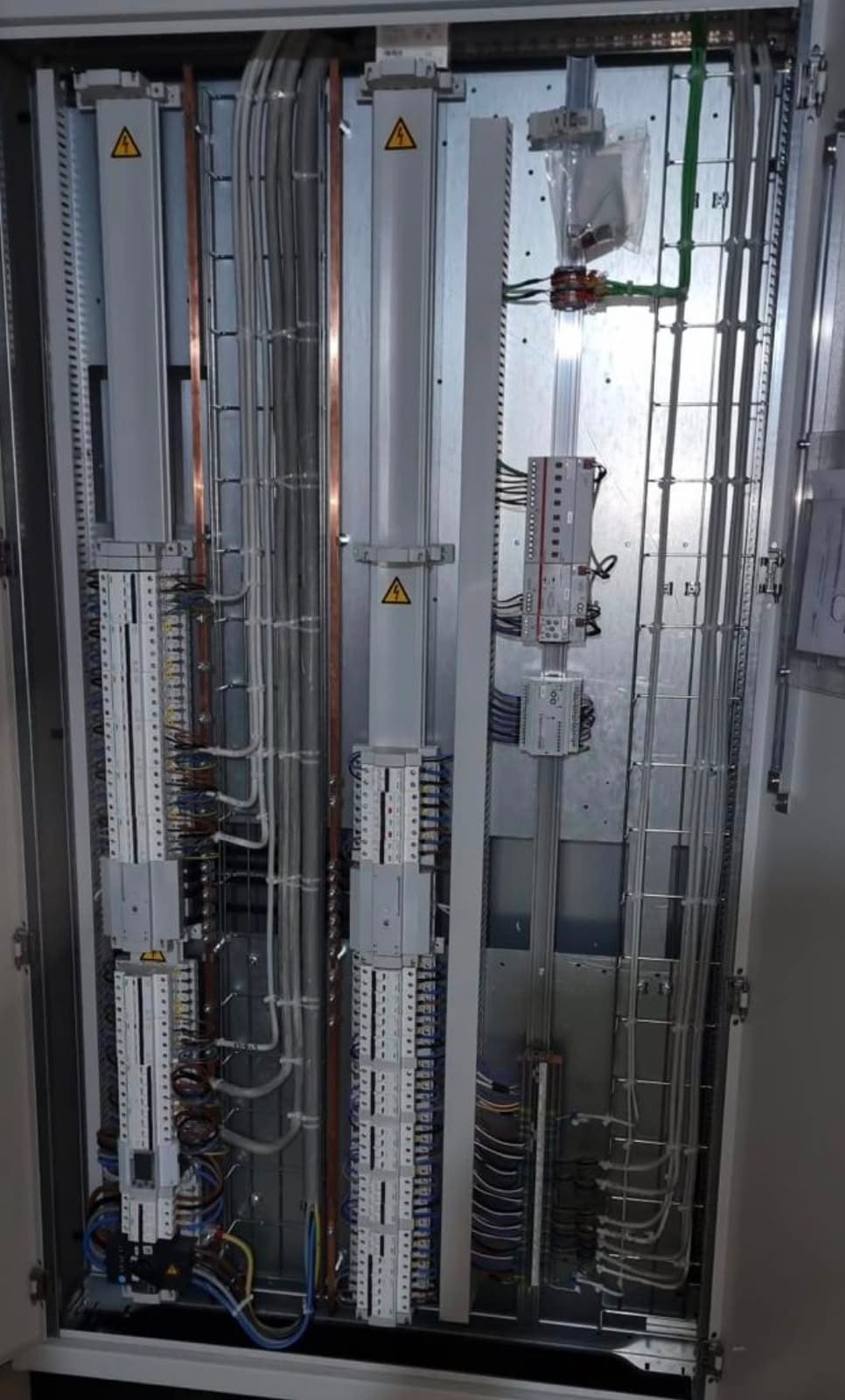 Armoire &eacute;lectrique propre et lisible